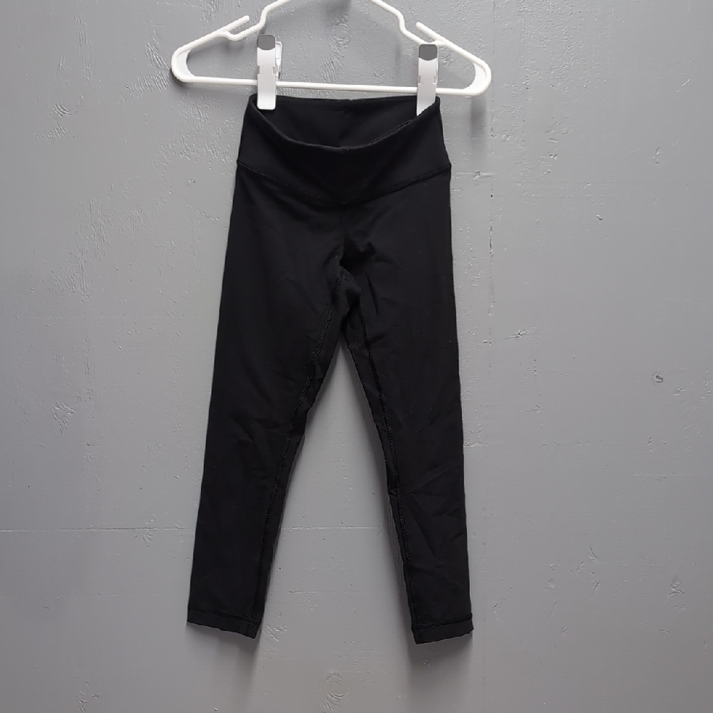 Lululemon Black Size 2 Cropped Legging Compression Feel